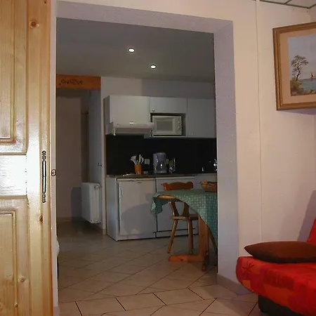 La Combeaute Apartment *